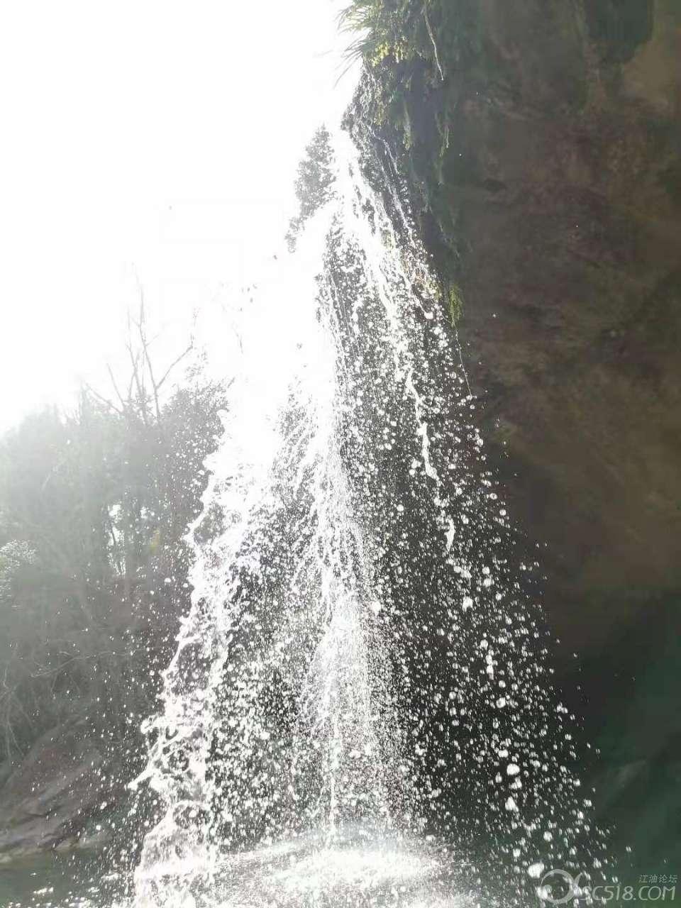 努力向上的铁球